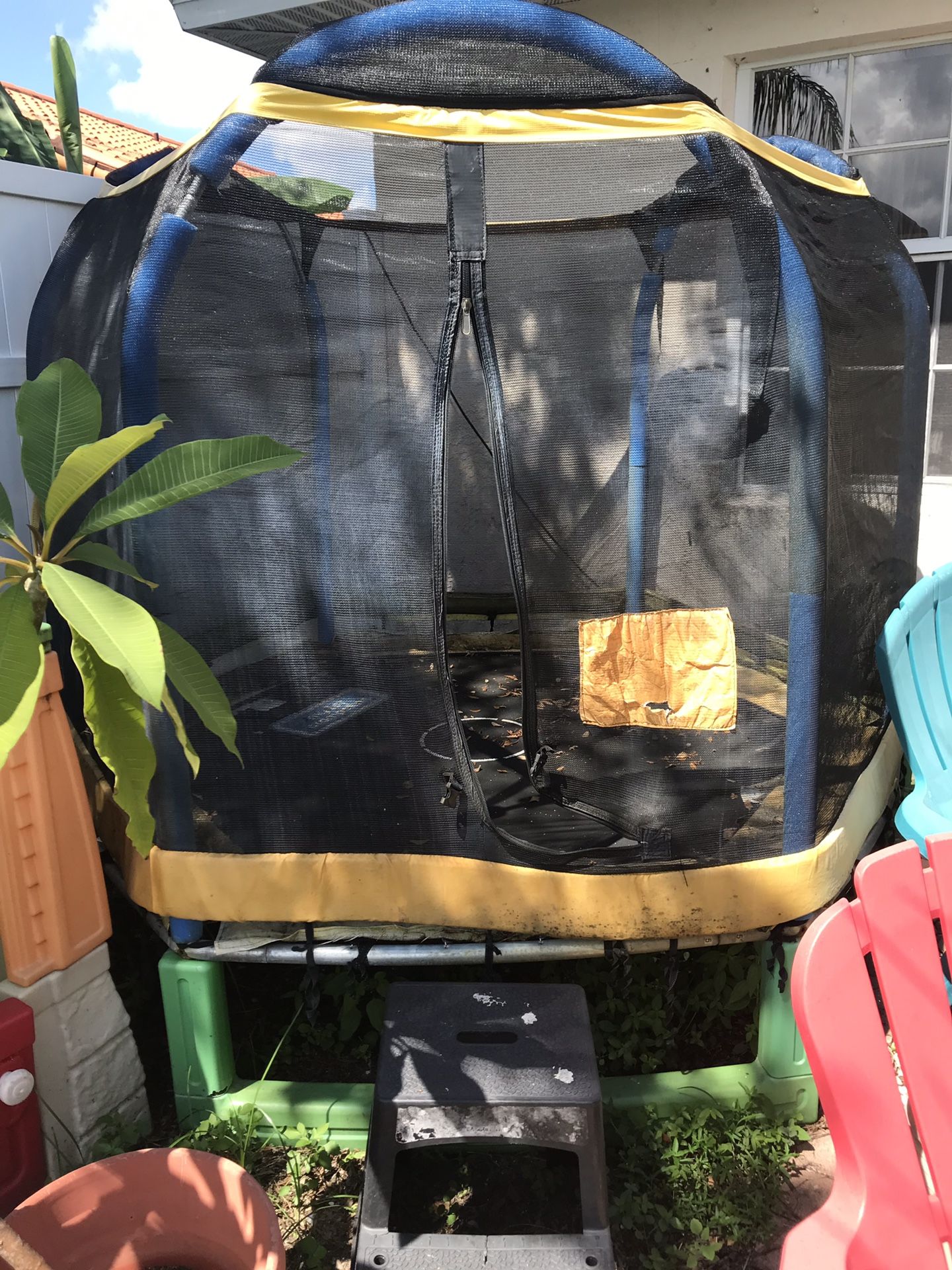 6ft Trampoline and net in good shape no rips or holes