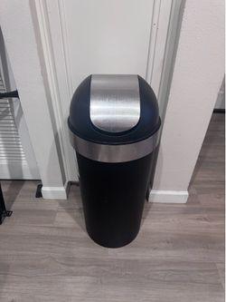Umbra Venti 16.5-Gal Swing Top Trash Can 62L Black