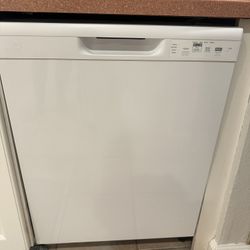 GE 24 in.  Front Control White Dishwasher with 60 dBA, ENERGY STAR Model GDF510PGR3WW