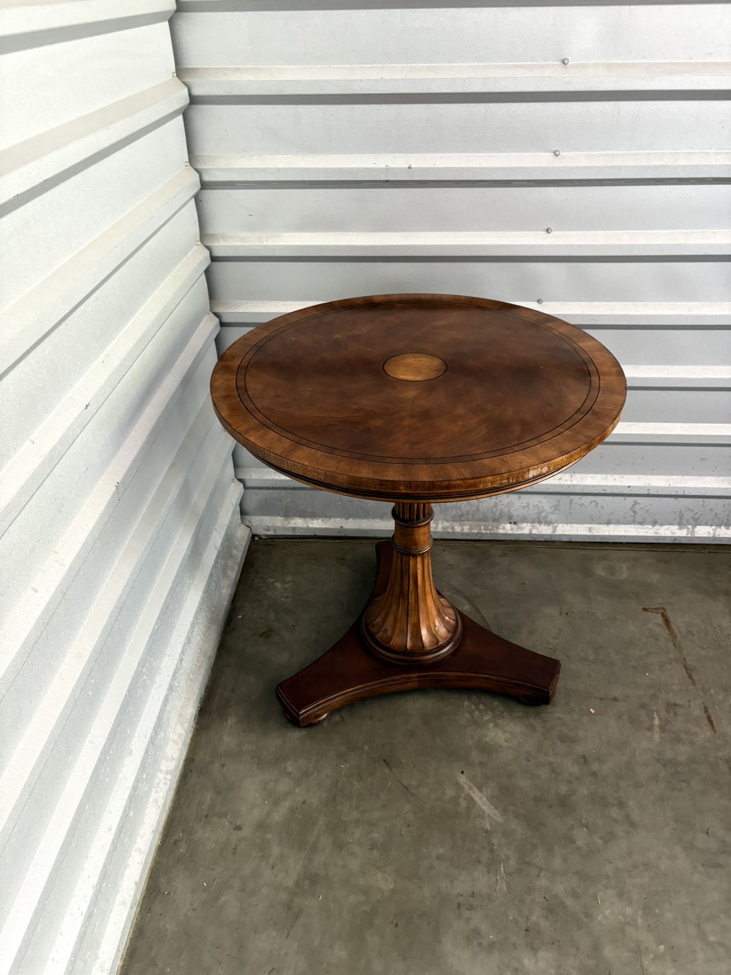 ETHAN ALLEN Townhouse Collection Round Pedestal Side Table