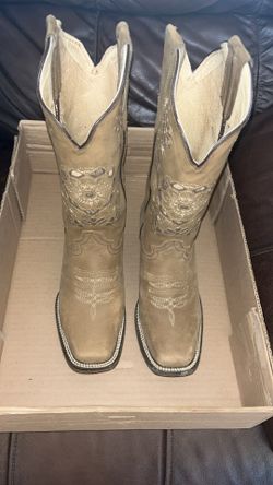 Women boots size 8