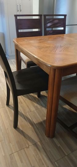 Mesa con  cillas