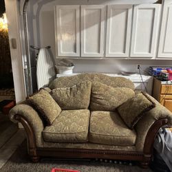 Free In Good Condition 2 Sofas🛋️ 