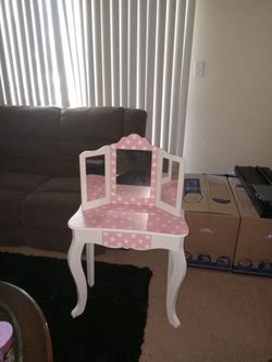 Girls vanity, pink vanity