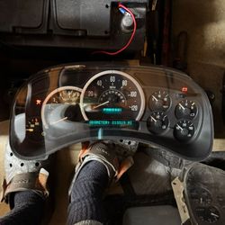 03-06 Cadillac Escalade Cluster