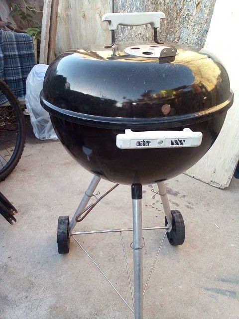 Weber Charcoal Grill 22imch BBQ with Wheels