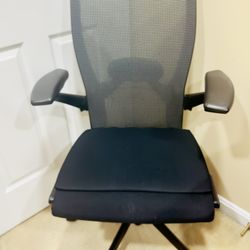 Haworth Office Chair – Ergonomic, Breathable Mesh and Lumbar Support 