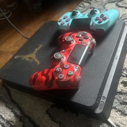 PS4 Slim 1tb Two Controllers 