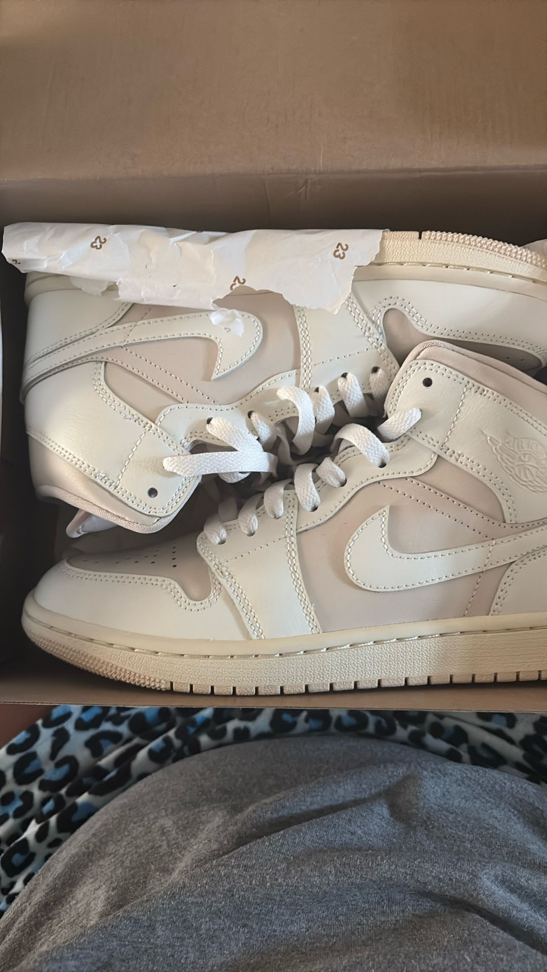 WMNS AIR JORDAN 1 MID