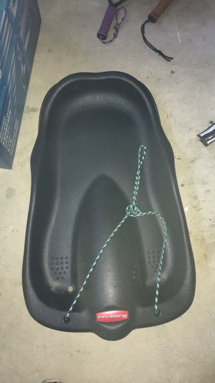 Sturdy Rubbermaid snow sled for Sale in San Mateo, CA OfferUp