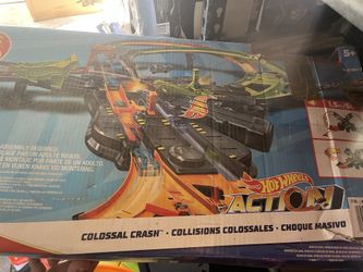 Hot Wheels Colossal Crash Track Set – HUGE Figure-8 Track