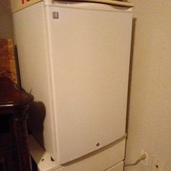 GE Mini Fridge With Freezer 