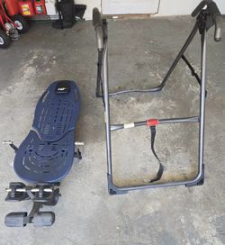 Esta es una mesa de inversión Teeter Hang Ups que se utiliza para la descompresión de la espalda y para hacer ejercicio.