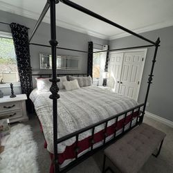 Kreiss Iron canopy Bed king 