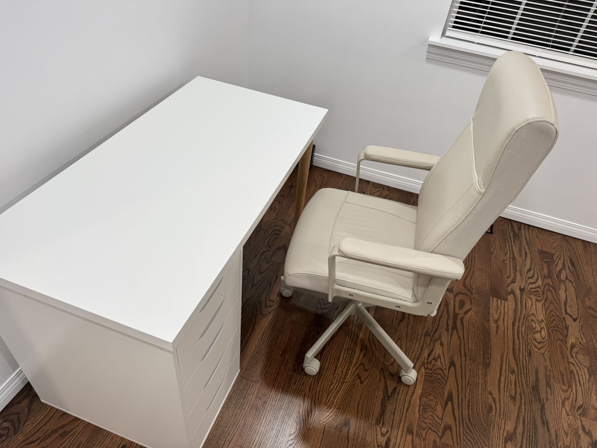 Office Desk With Chair 