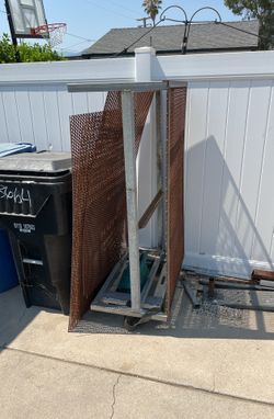 Frame de metal y metales  56 1/2 por 35.