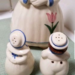 VINTAGE COOKIE JAR WITH SALT AND PEPPER SHAKERS *EXCELLENT