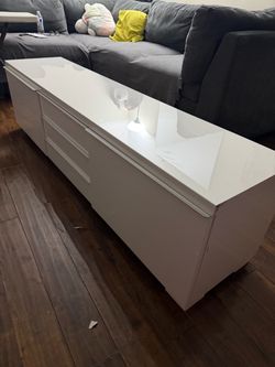 Mueble para televisor con cajones y espacios enmedio para control remoto cables etc