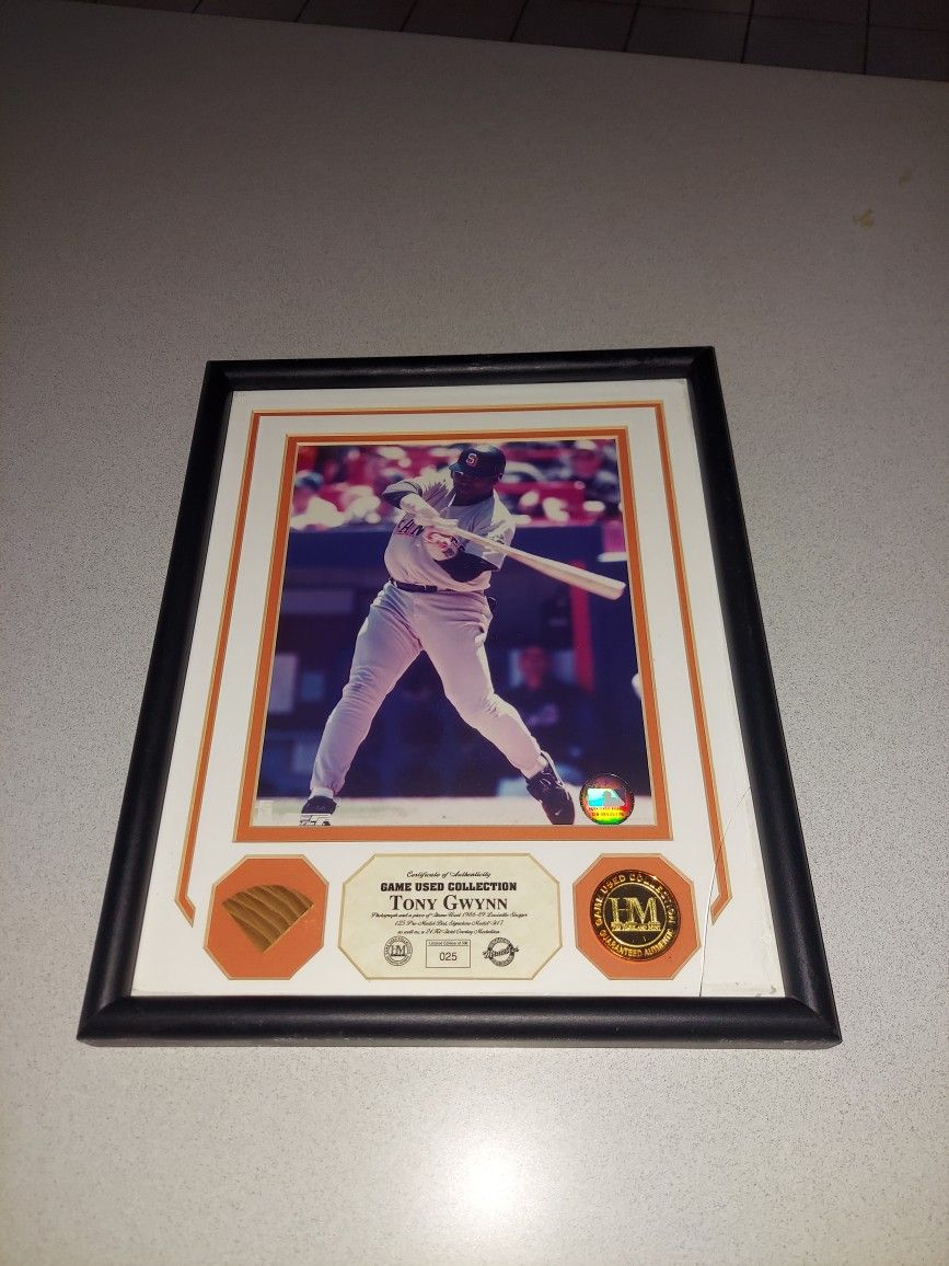 THE HIGHLAND MINT TONEY GWYNN GAME USED COLLECTION IN FRAME