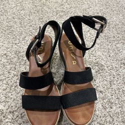 Girls Shoes Size Y  6.5 Excellent Condition 