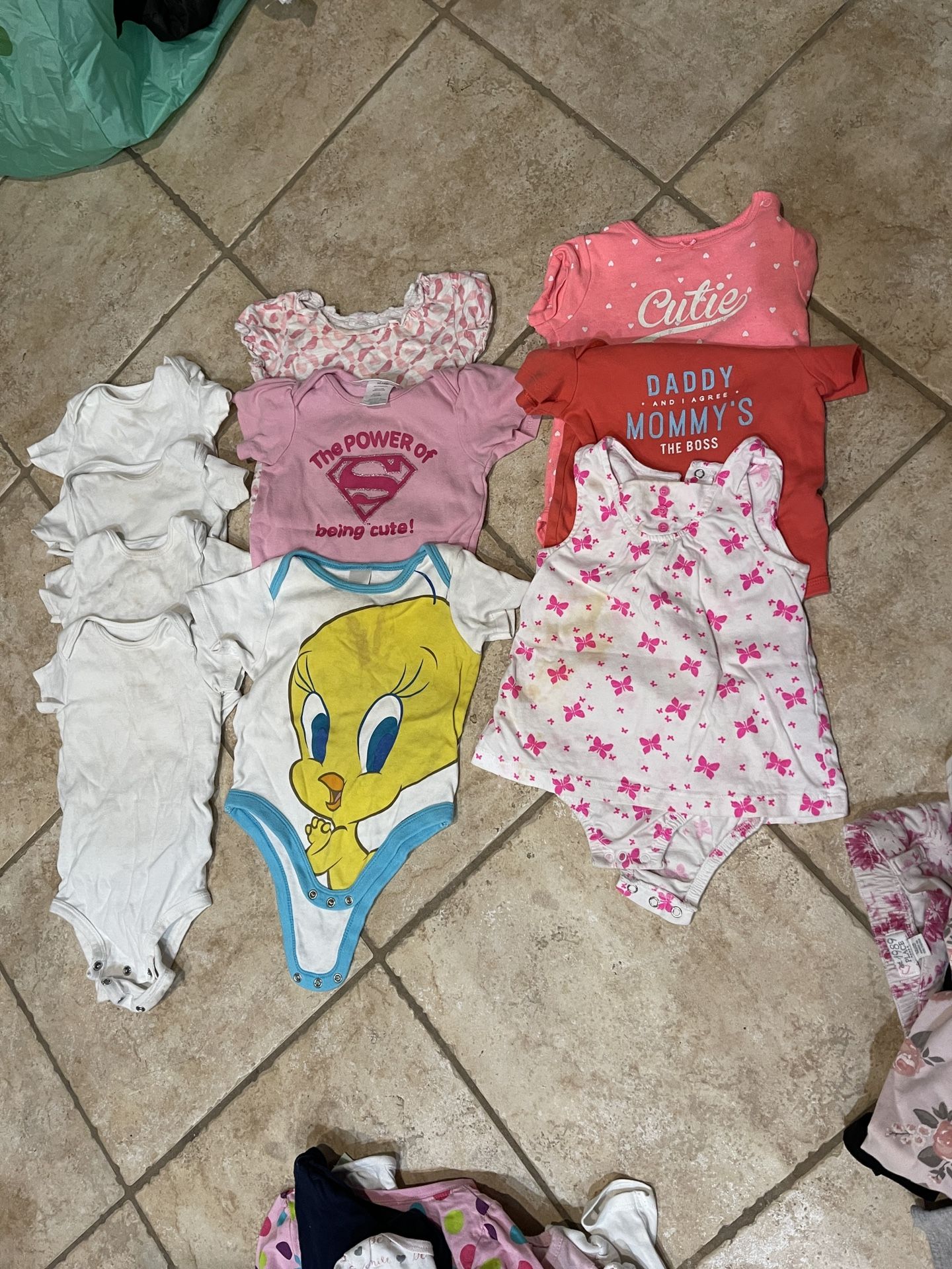 18 months girl clothes 10 - short sleeve onesies 3 - short sleeve shirts 3 - long sleeve onesie 5 - long sleeve shirts 12 - pants 1 - overalls 2 -