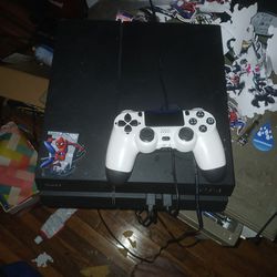 PlayStation 4 W/Controller 