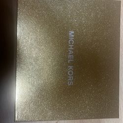 Last Min Gift! Michael Kors Purse With A Strap 