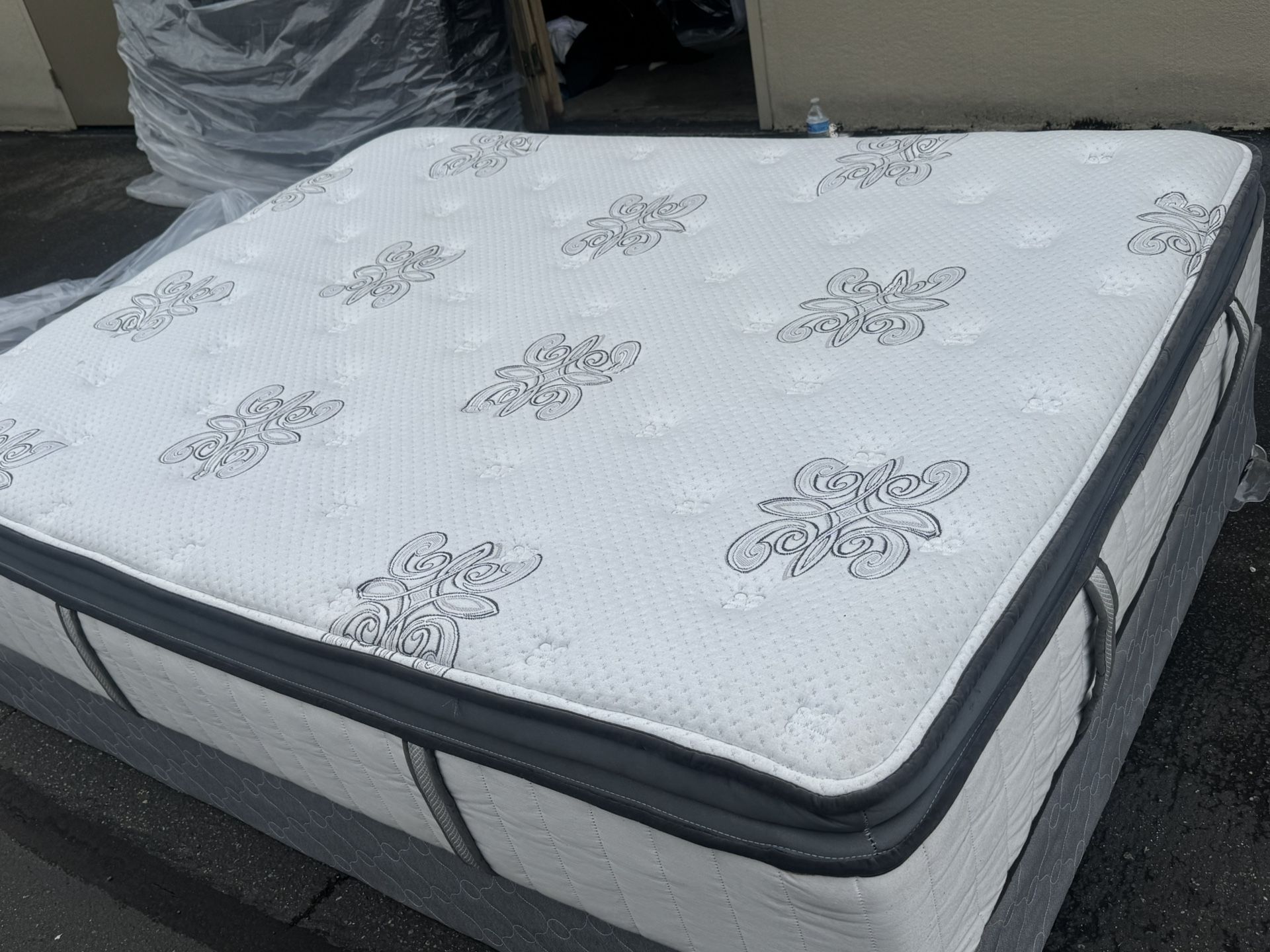 Queen Mattress (medium soft) Pillow Top