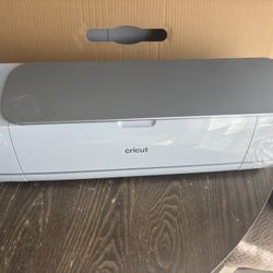 Cricut Maker 3 + Roll Holder Bundle – Like New (Never Used)