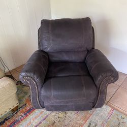 Full Leather Electric Recliner. $100  Obo