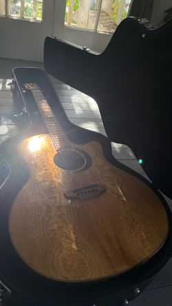 Luna acoustic guitar perfect condition including hard case