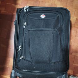 AMERICAN TOURISTER  SOFTSIDE CARRY ON SPINNER SUITCASE - BLACK