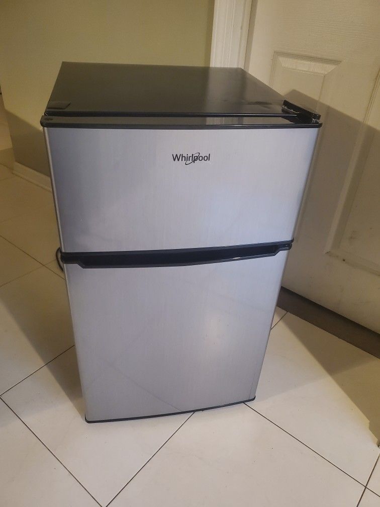 Whirlpool Mini Fridge With Separate Freezer Compartment 