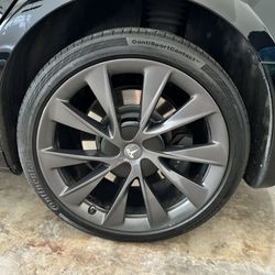 Tesla Model S 21" Wheels And Tires With TPMS Sensors