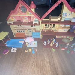 Bluey House, Pool, Ice Cream Stand, Xmas Bluey & Bingo. 