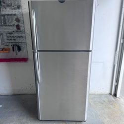 Frigidaire Stainless Steel Top and Bottom Refrigerator. 100% FULLY WORKING!