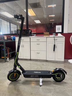 Front and rear double shock-absorbing electric scooter