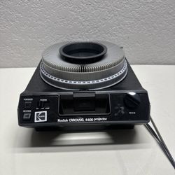 Kodak 4400 Carousel Projector With Lens & 140 Slide Tray & Remote