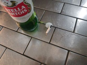 Left  Side Apple Air Pod