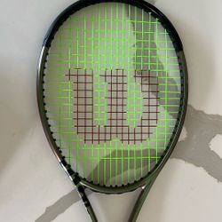 Wilson Blade V8  16x19 Grip Size 4-3/8