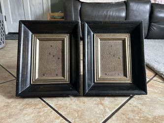2 picture frames set