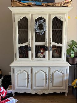 Farmhouse Hutch / China Cabinet