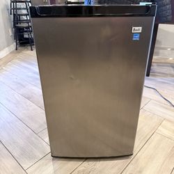 Refrigerator Medium Sized (avanti) 