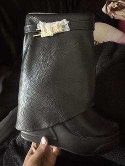 Black boots. Fashion nova boots calf