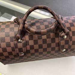 Beautiful Purse Bluetooth Speaker comes with the box and cable