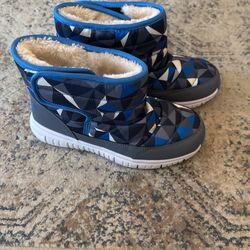 Boys Snow Boots Barely Worn Size 3