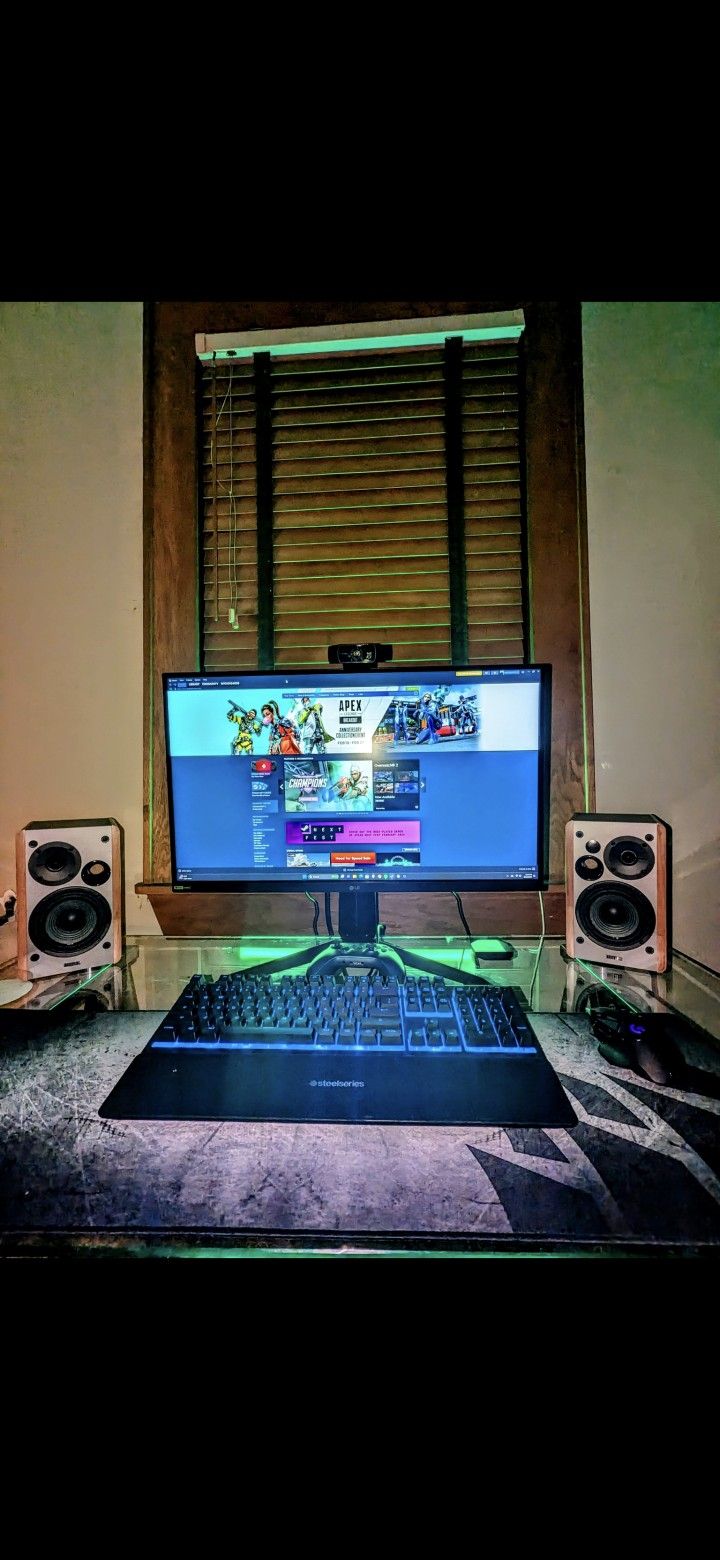 Alienware Aurora R16 With Monitor And Speakers