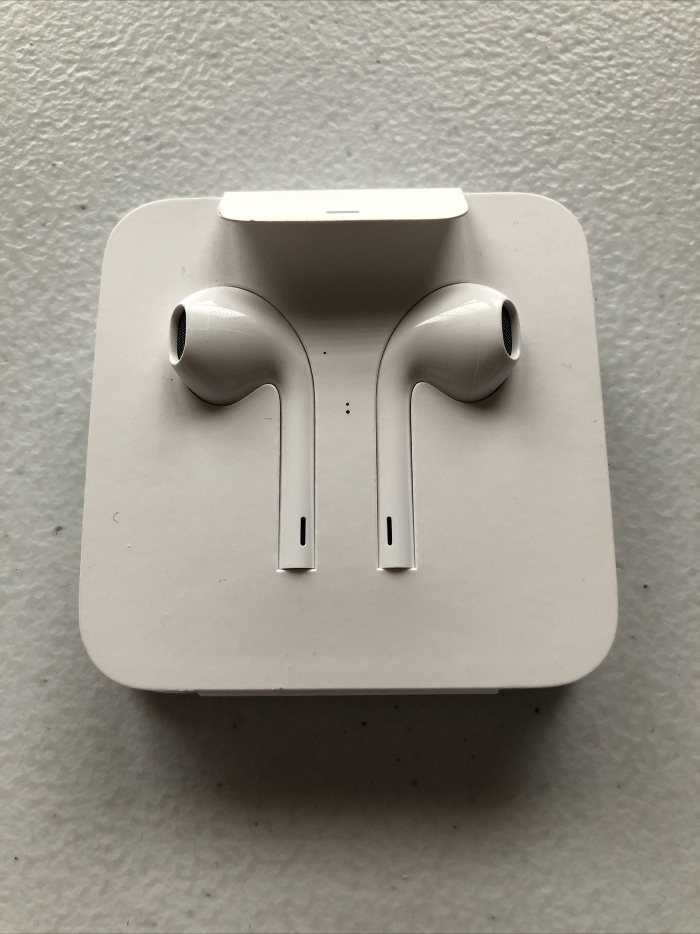 Apple Wire Earbuds - NEW