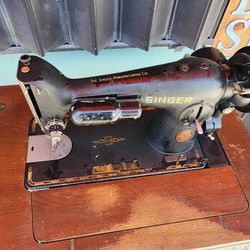 Great Vintage Electric SINGER Sewing Machine /w Table