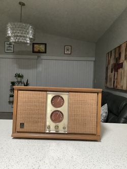 * VINTAGE RADIO * GE TUBE RADIO IN VERY GOOD CONDITION . MUST SEE TO APPRECIATE .